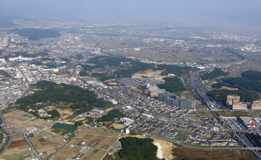 【航空写真】京阪東ローズタウンを北に望む